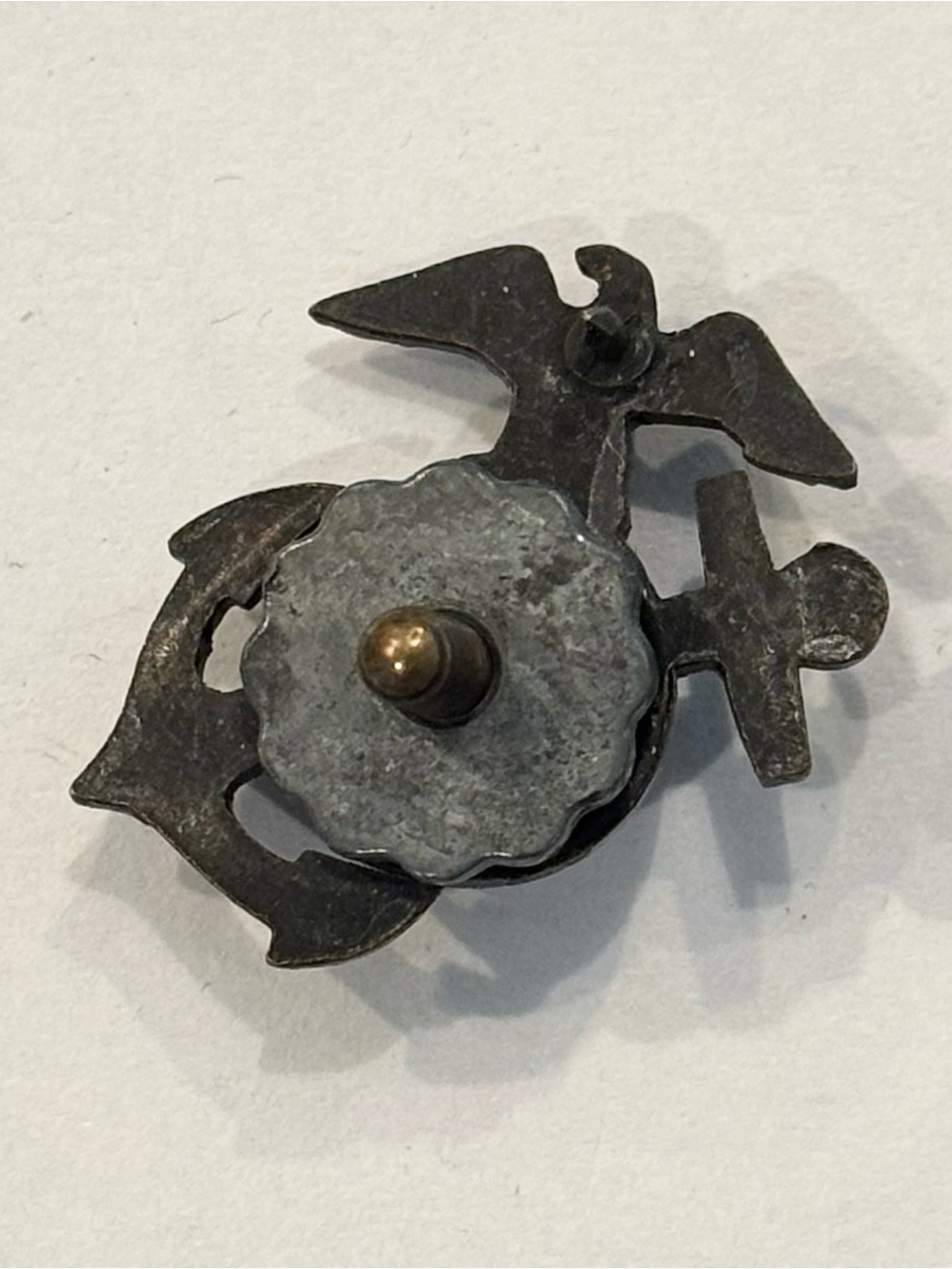 Vintage USMC Marine screwback pin (EGA eagle globe anchor) - Picture 2 of 4